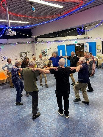 Kringdans tijdens een Nederlands dansbal