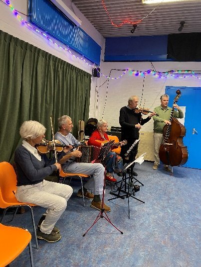 Het orkest speelt live muziek tijdens het dansbal