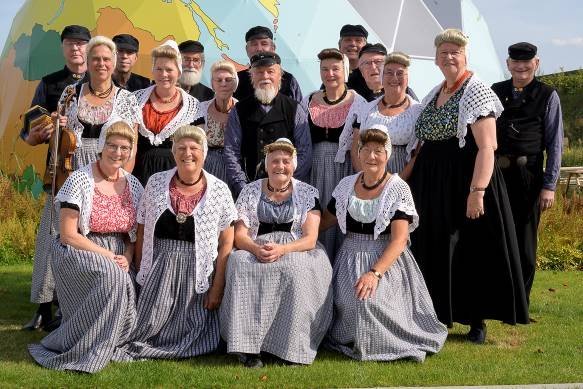 Dansgroep Pieremachochel in Zeeuwse klederdracht