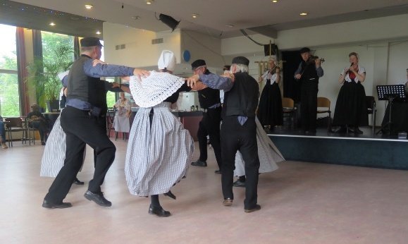 Dansgroep Pieremachochel danst met live orkest op de achtergrond